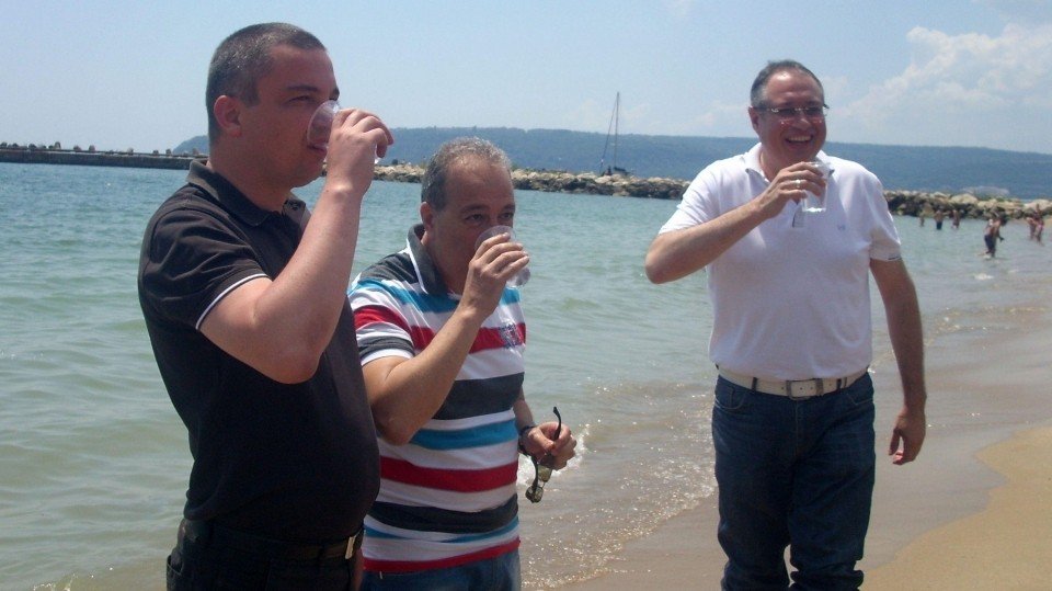 Болгарским чиновникам пришлось пить морскую воду