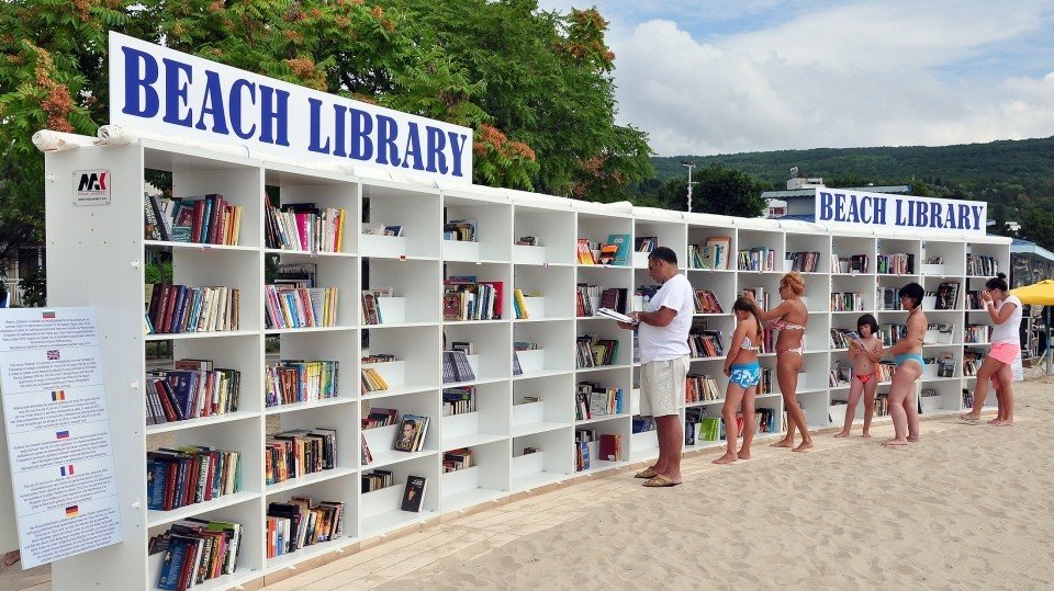 В болгарской Албене появились две новые пляжные библиотеки
